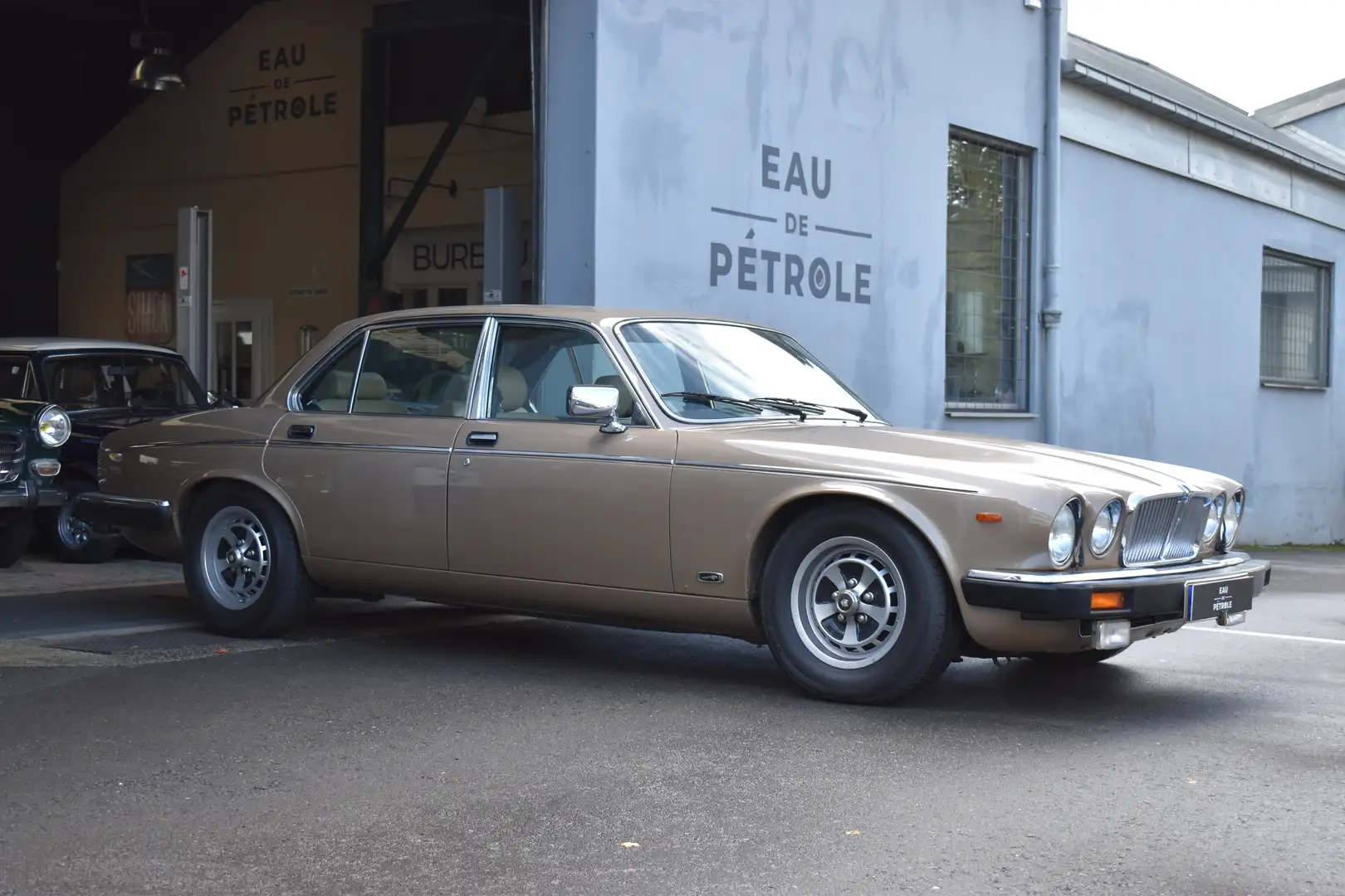 Jaguar XJ12 Vanden Plas Gold - 1