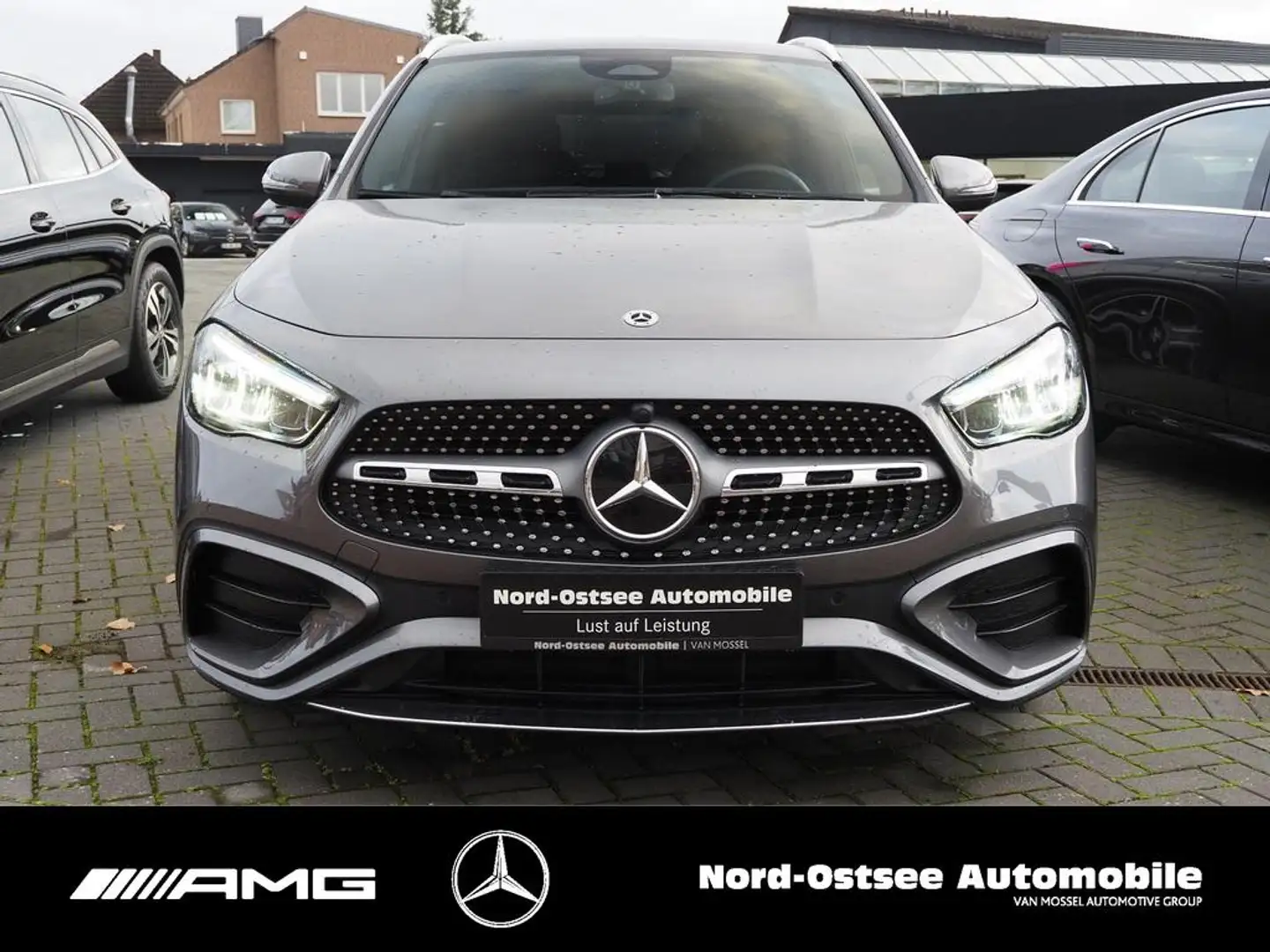 Mercedes-Benz GLA 200 d AMG AHK SHZ MBUX KEYLESS-GO Grau - 2