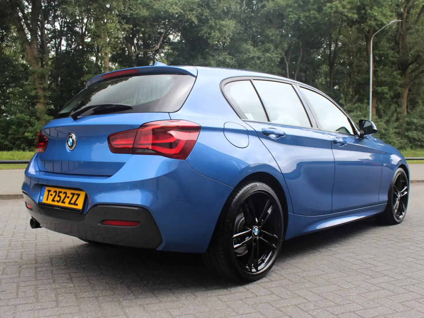 BMW 118 1-serie 118i Edition M Sport Shadow High Executive Blauw - 2