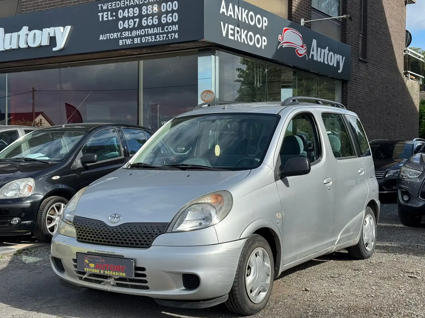Toyota Yaris 1.3i 16v Linea Luna Gris - 1