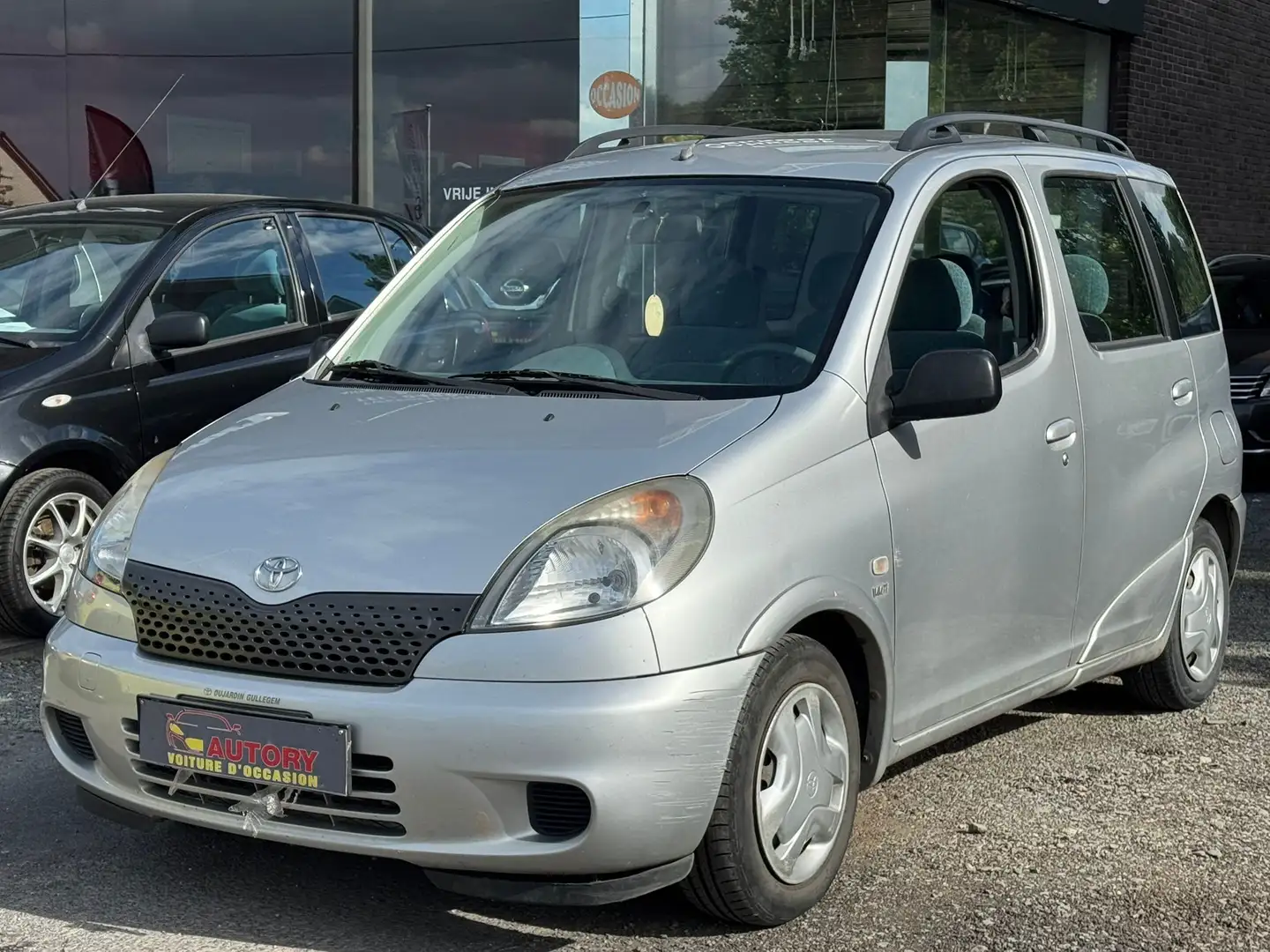 Toyota Yaris 1.3i 16v Linea Luna Gris - 2