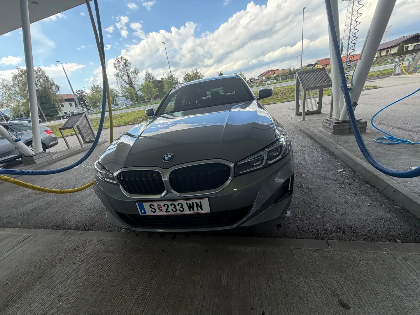 BMW 320 320e PHEV xDrive Touring Aut. Grau - 2