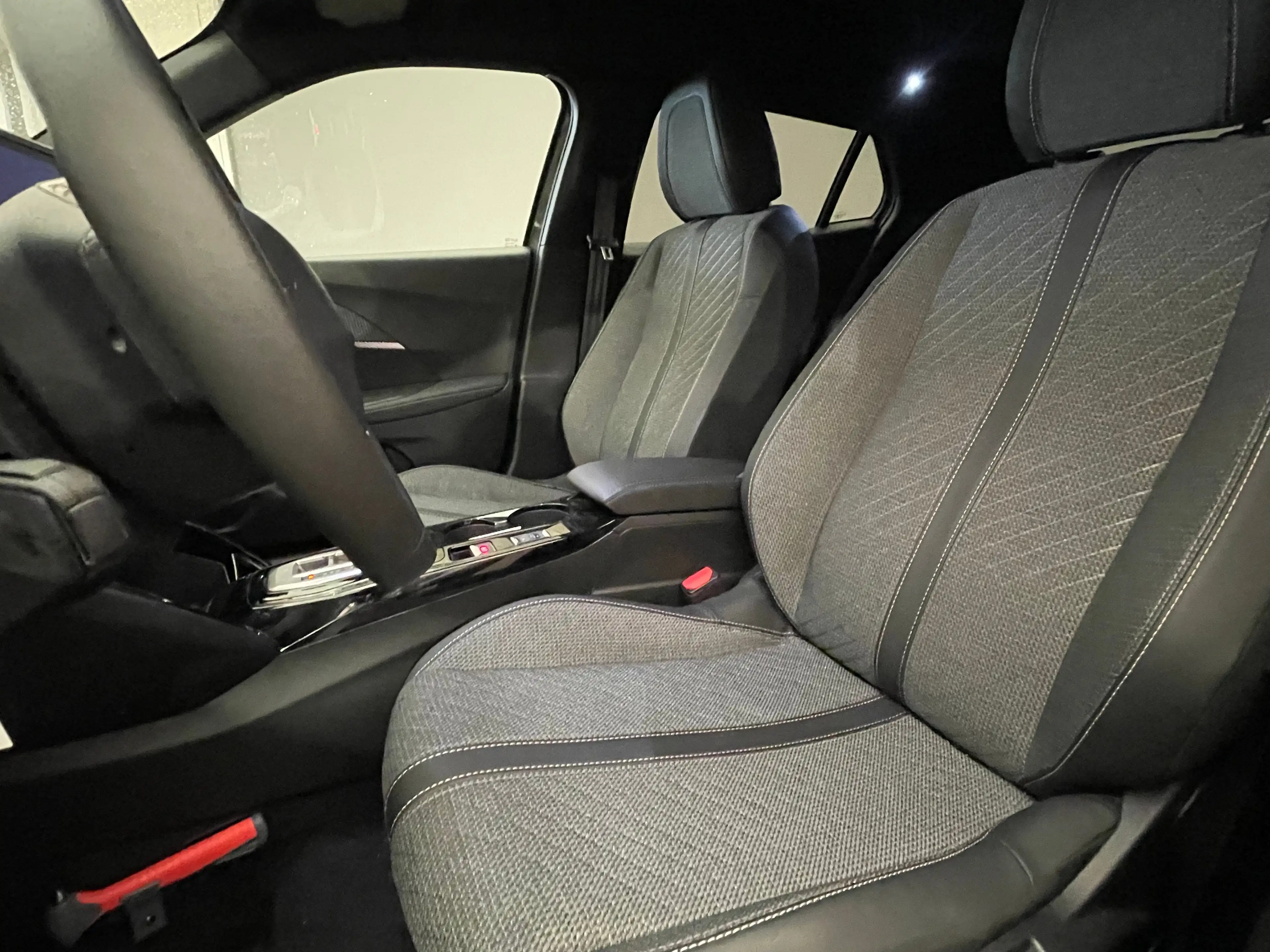Peugeot e-2008 EV Allure Avantage 54 kWh Climate | Cruise | Navig — photo 2