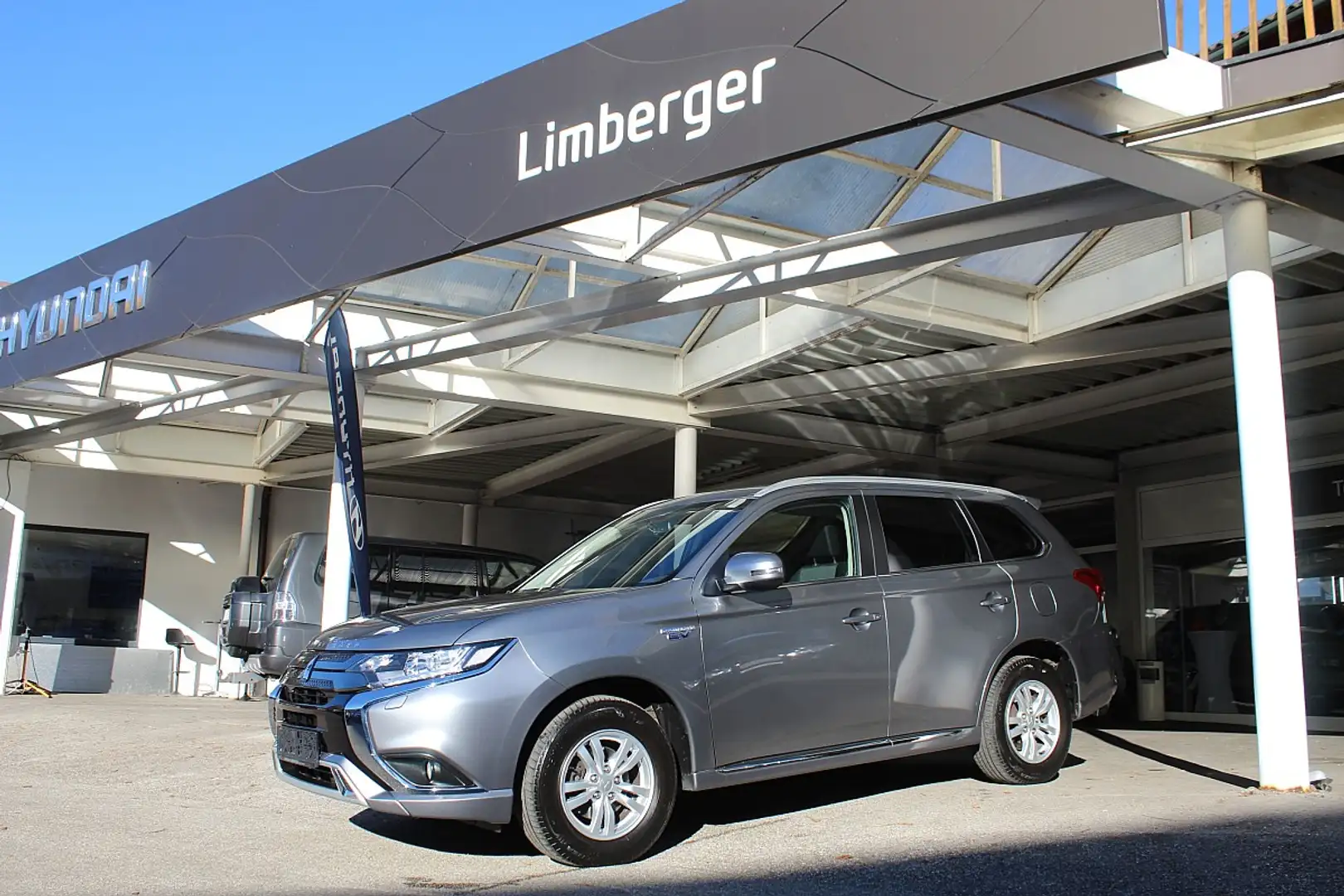 Mitsubishi Outlander 2,4 PHEV Intense Grau - 1