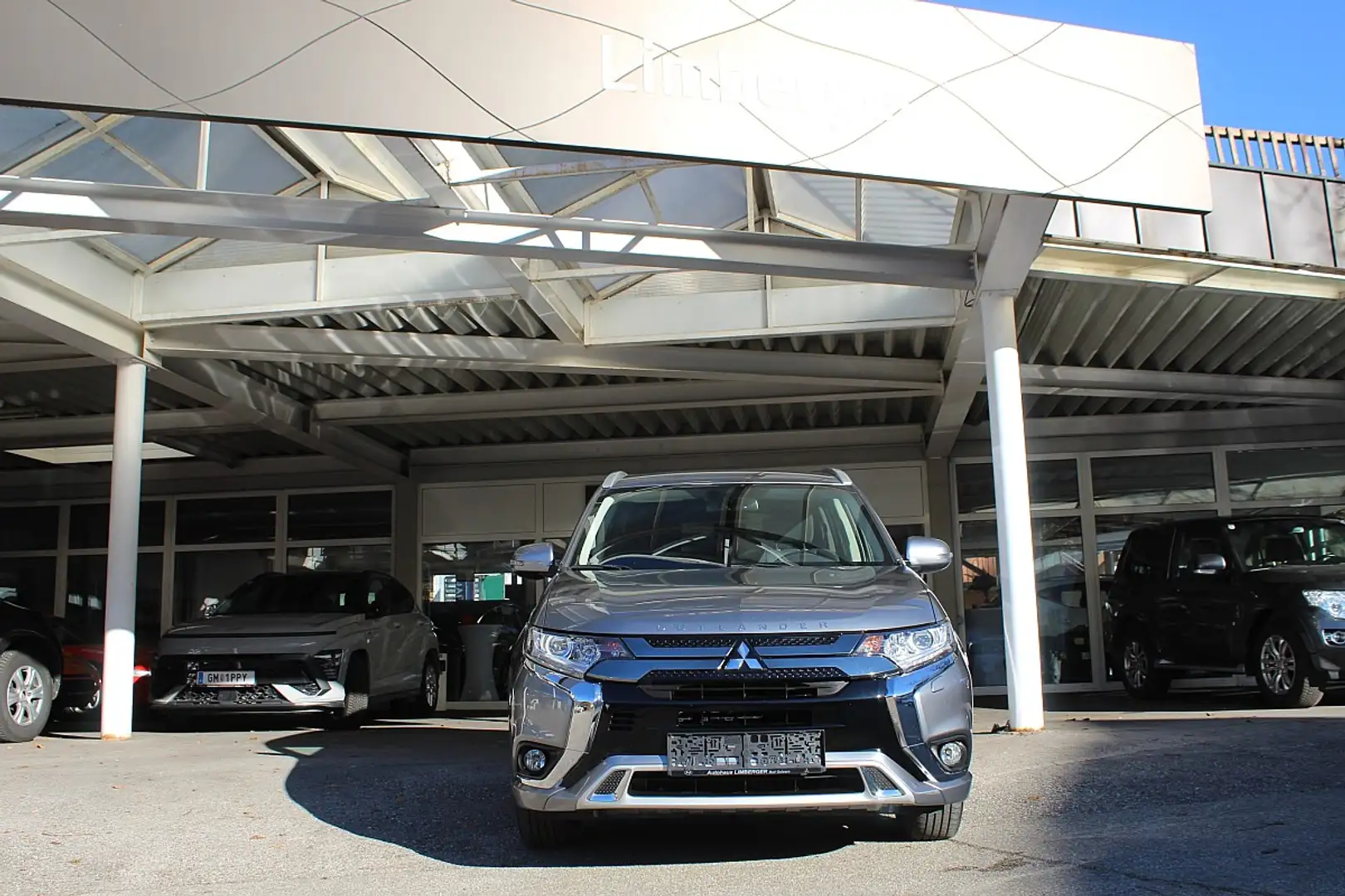 Mitsubishi Outlander 2,4 PHEV Intense Grau - 2