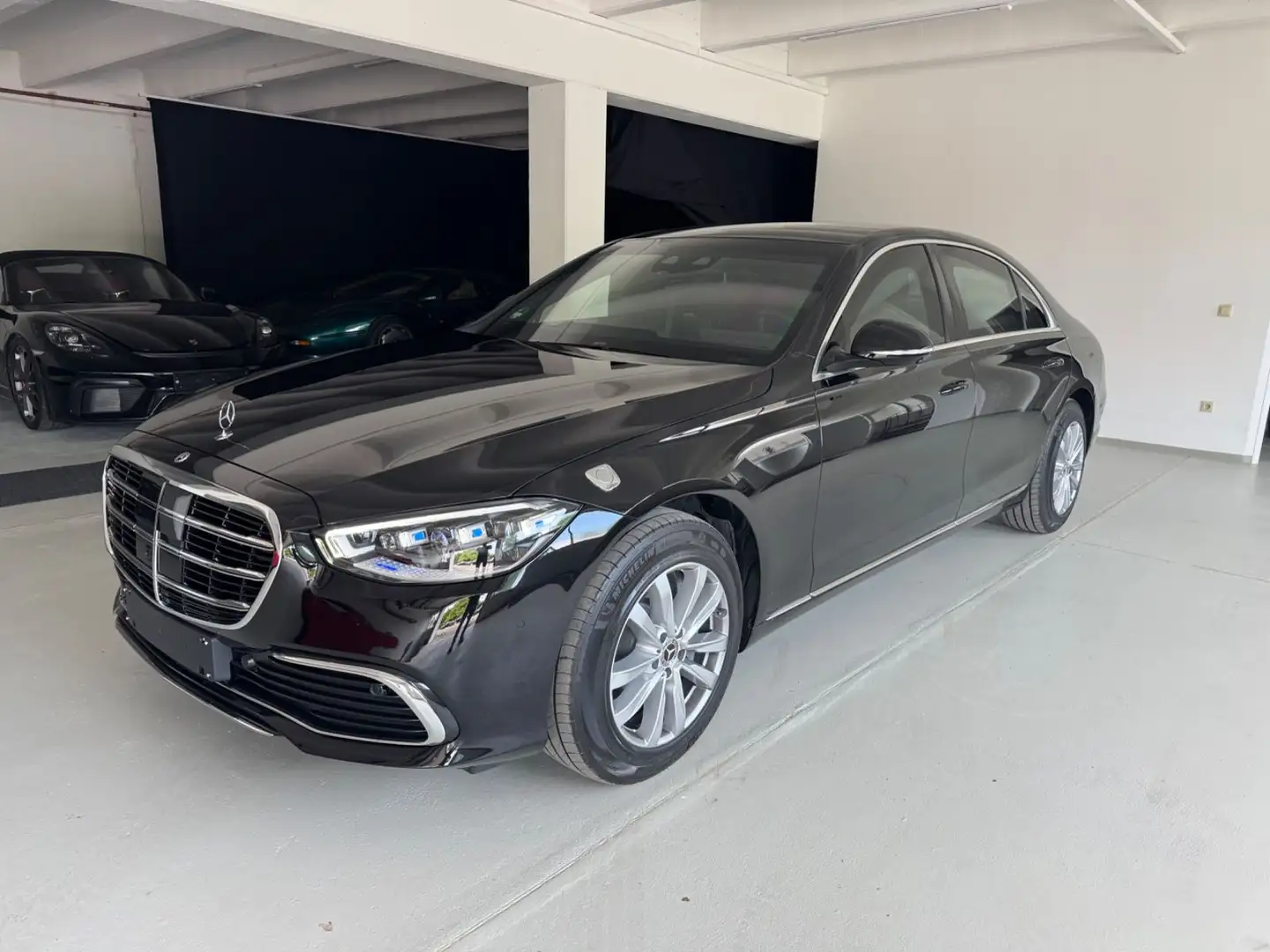 Mercedes-Benz S 680 Guard 4matic Schwarz - 1