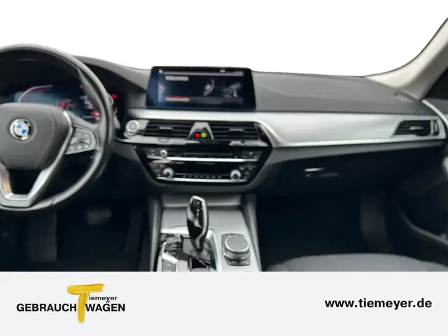 BMW 5 Series view 13