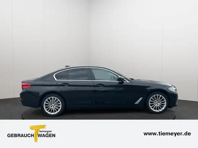 BMW 5 Series view 4