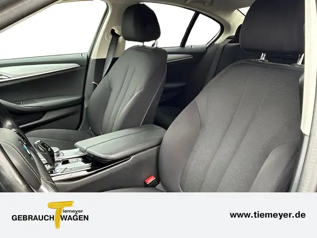 BMW 5 Series view 10