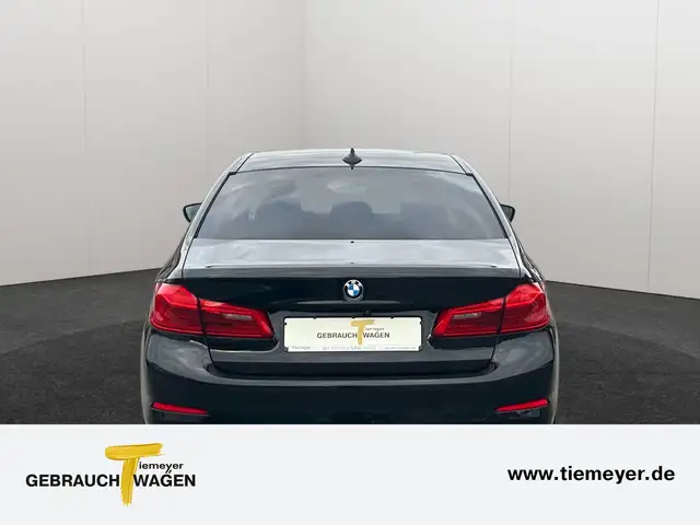BMW 5 Series view 6