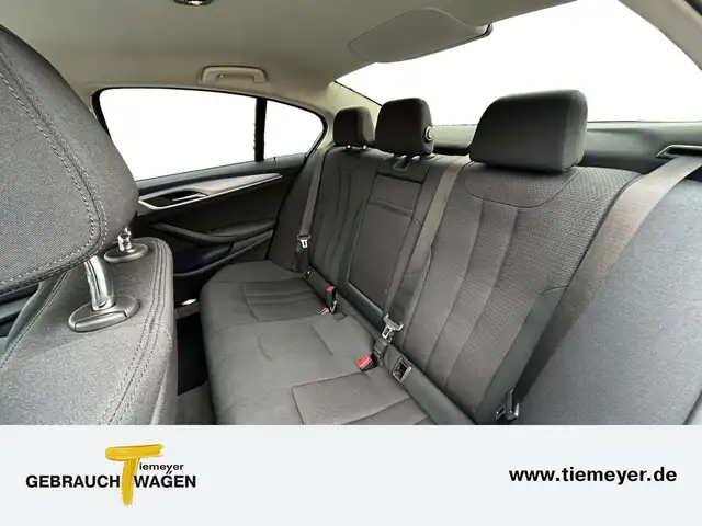 BMW 5 Series view 11