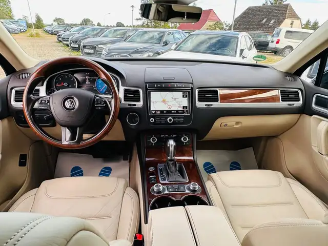 Volkswagen Touareg view 16
