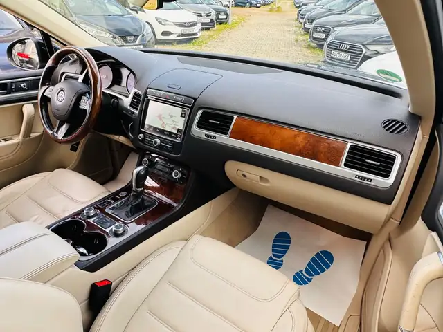 Volkswagen Touareg view 11