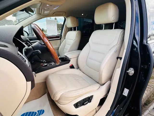 Volkswagen Touareg view 8