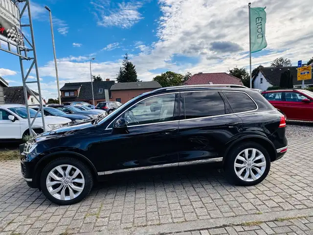 Volkswagen Touareg view 4