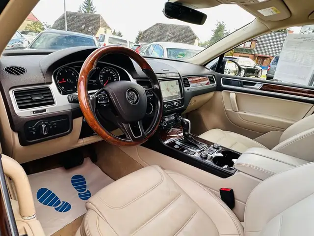 Volkswagen Touareg view 10