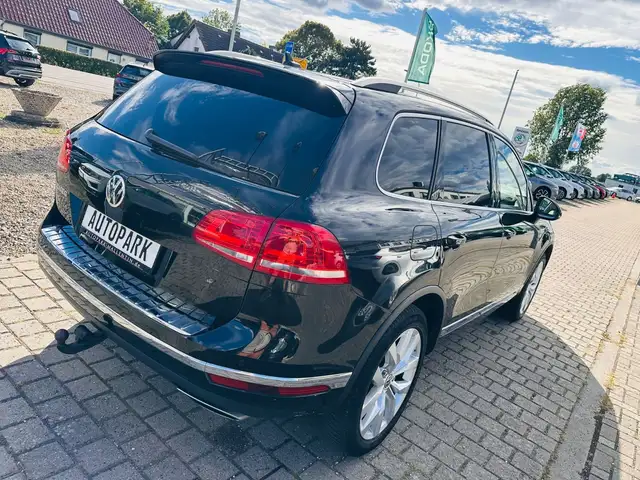 Volkswagen Touareg view 6