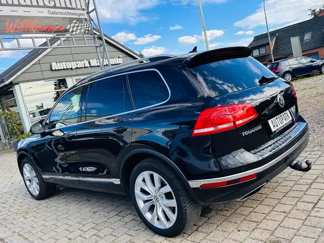 Volkswagen Touareg view 5