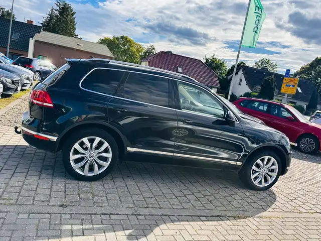Volkswagen Touareg view 7