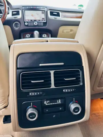 Volkswagen Touareg view 14