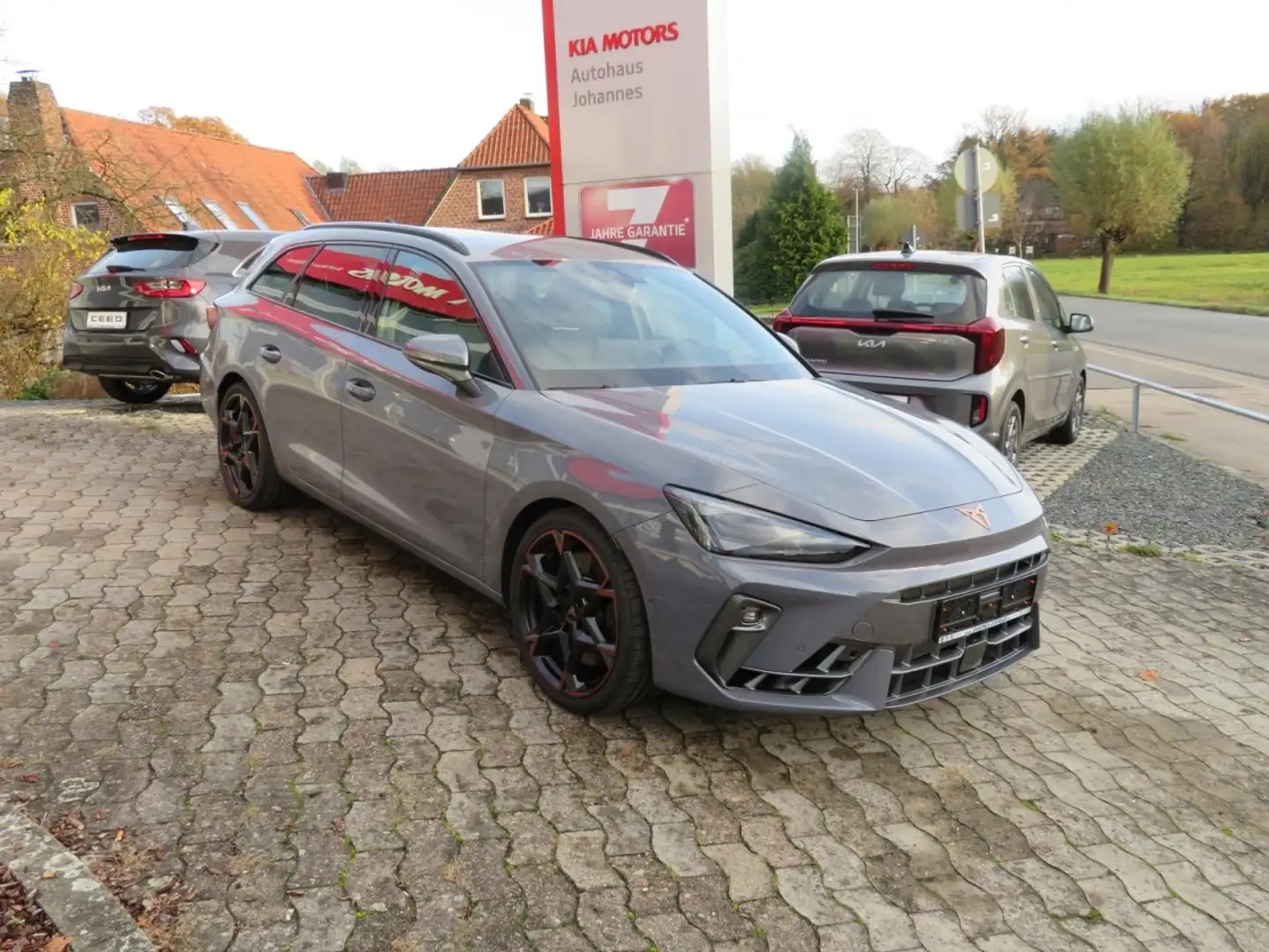 CUPRA Leon Sportstourer VZ 2.0 TSI DSG Klima Navi Grijs - 2