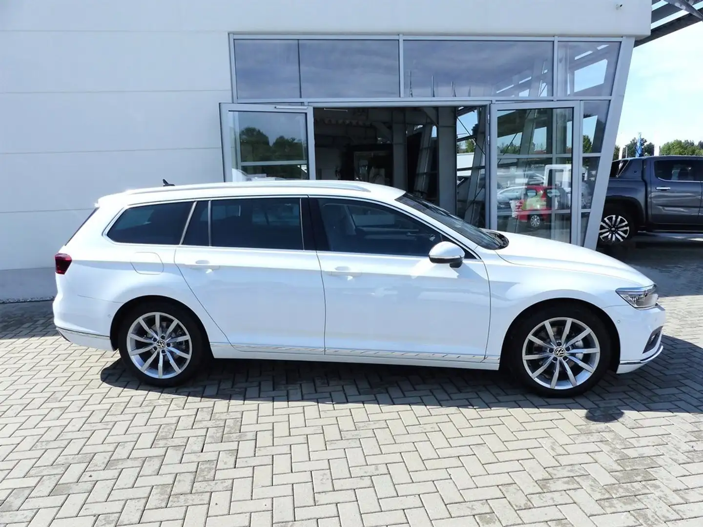 Volkswagen Passat Variant 2.0 TDI DSG Elegance *LED*PDC* Белый - 2