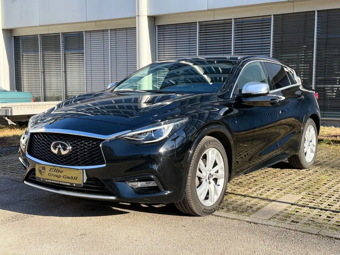 Infiniti Q30 1.5 d Premium*Automatik*Bi-Xenon*Navi*PDC* Noir - 1