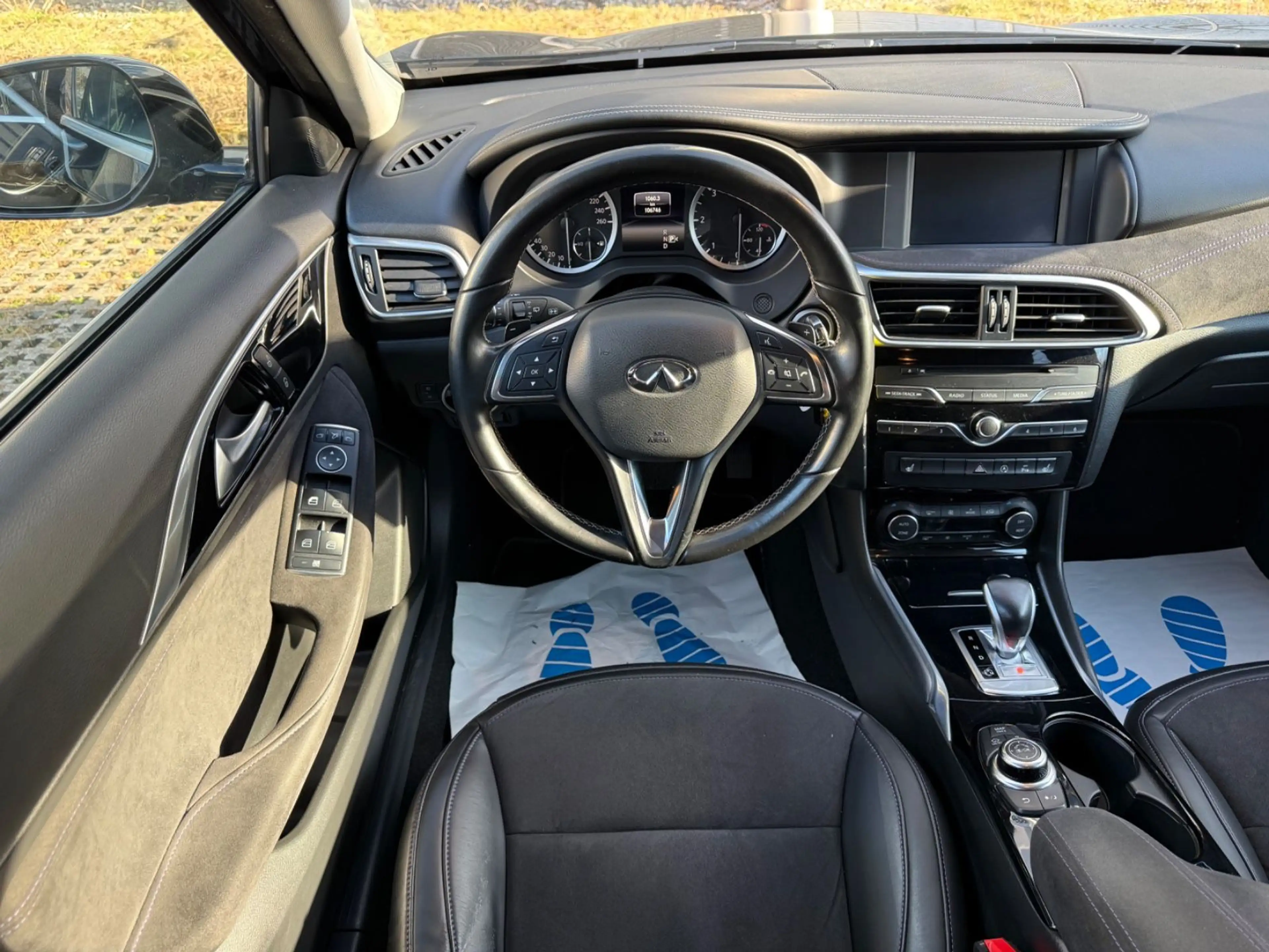 Infiniti Q30 1.5 d Premium*Automatik*Bi-Xenon*Navi*PDC* — photo 9