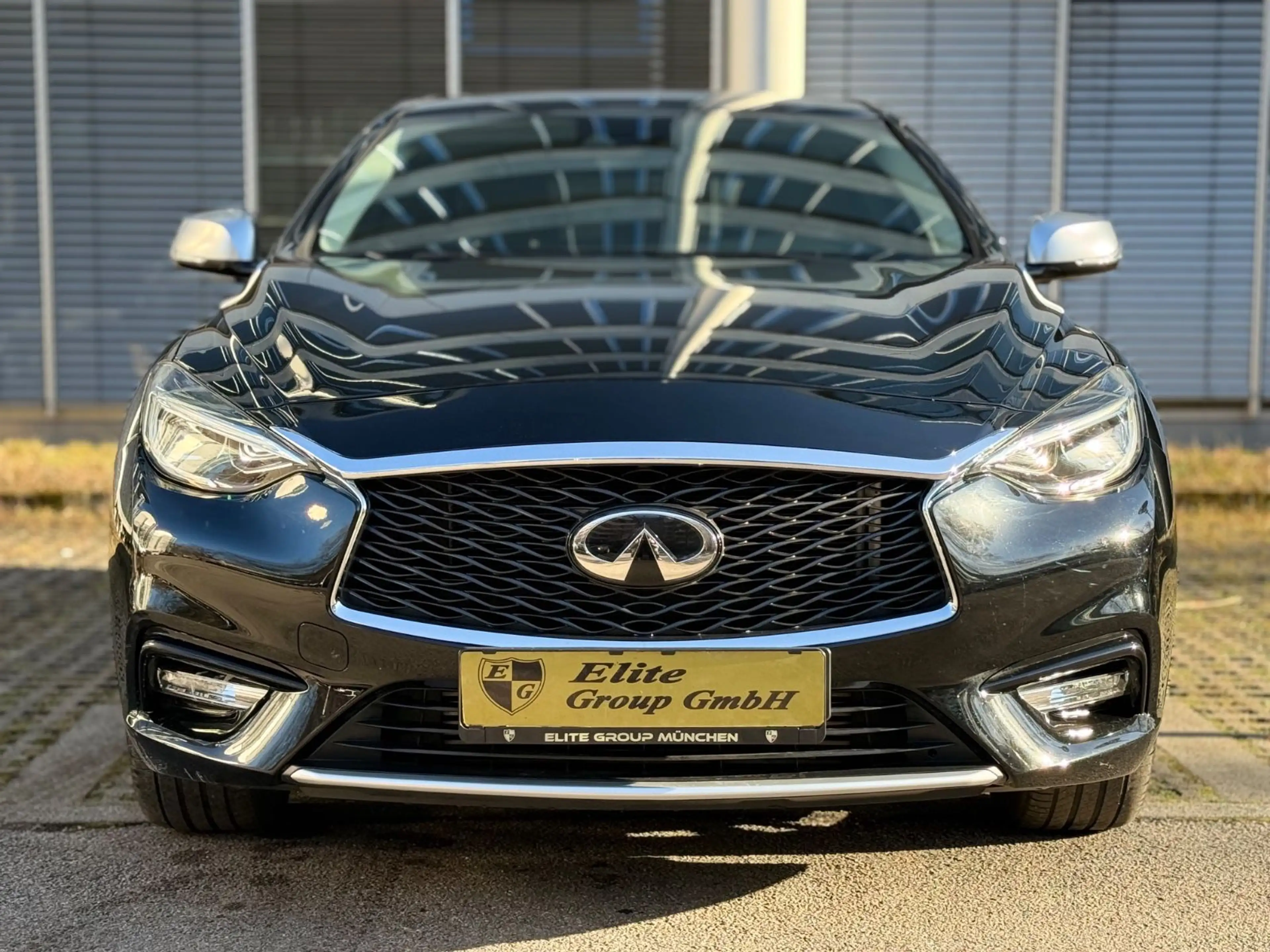 Infiniti Q30 1.5 d Premium*Automatik*Bi-Xenon*Navi*PDC* — photo 2