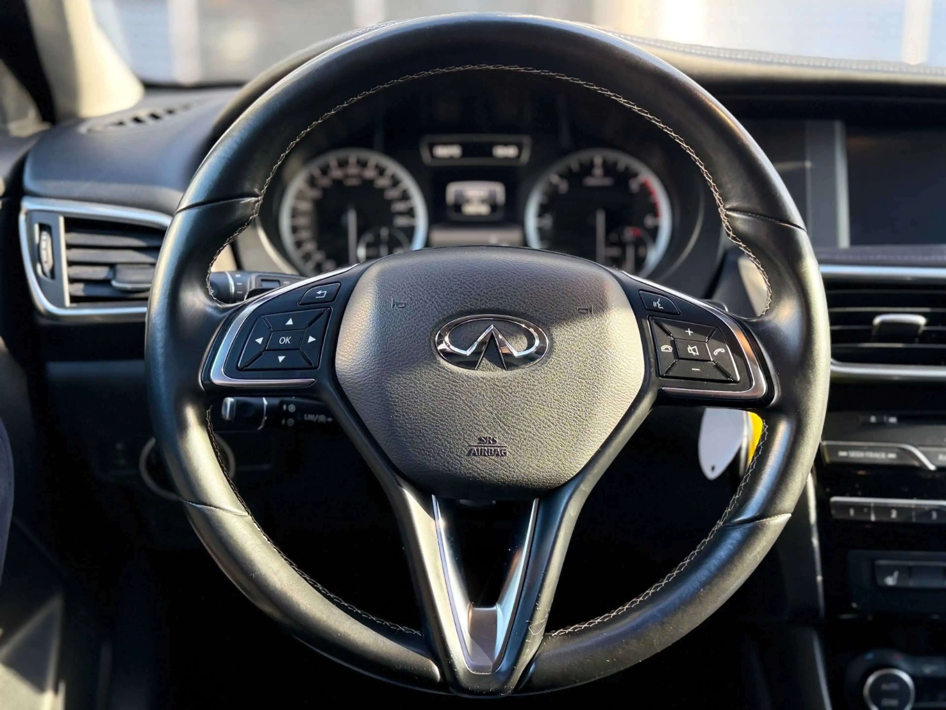 Infiniti Q30 1.5 d Premium*Automatik*Bi-Xenon*Navi*PDC* — photo 10