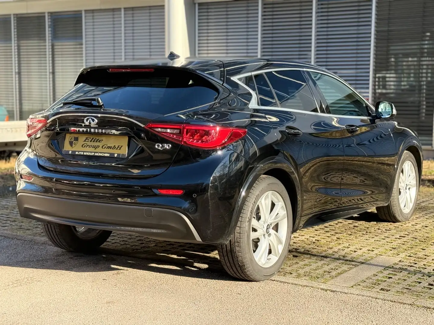 Infiniti Q30 1.5 d Premium*Automatik*Bi-Xenon*Navi*PDC* Noir - 2