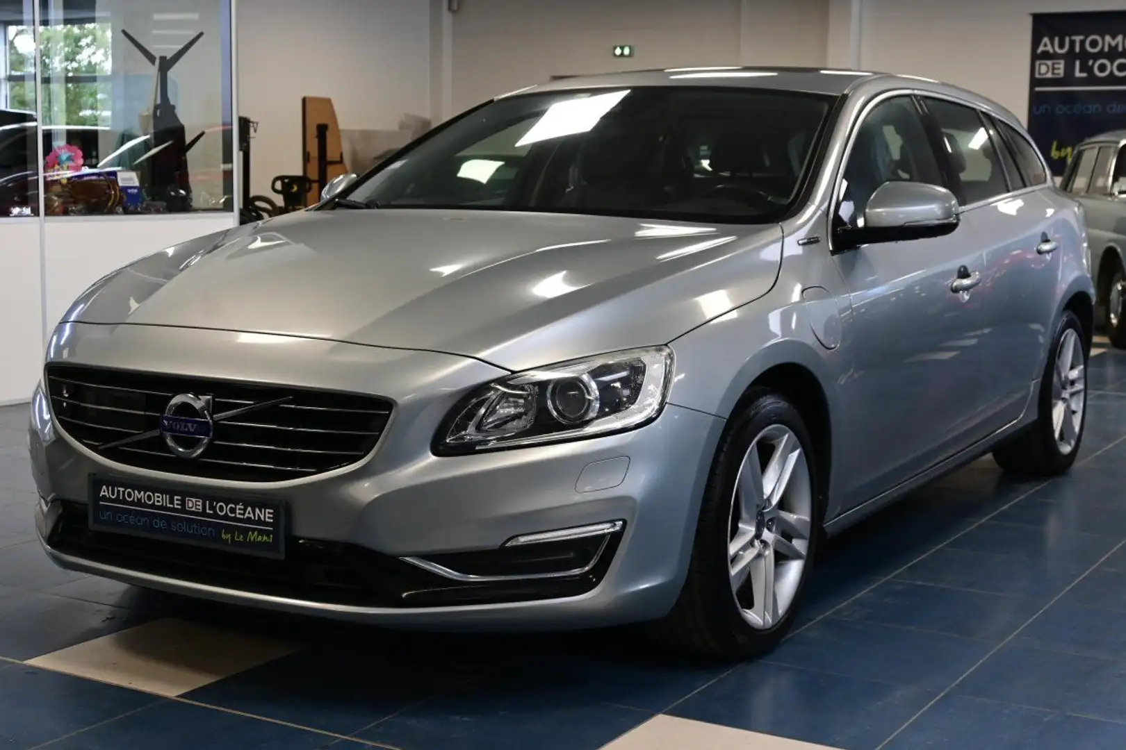 Volvo V60 Plug-in Hybrid D6 215 +70 ch AWD Xenium Geartronic Gris - 1