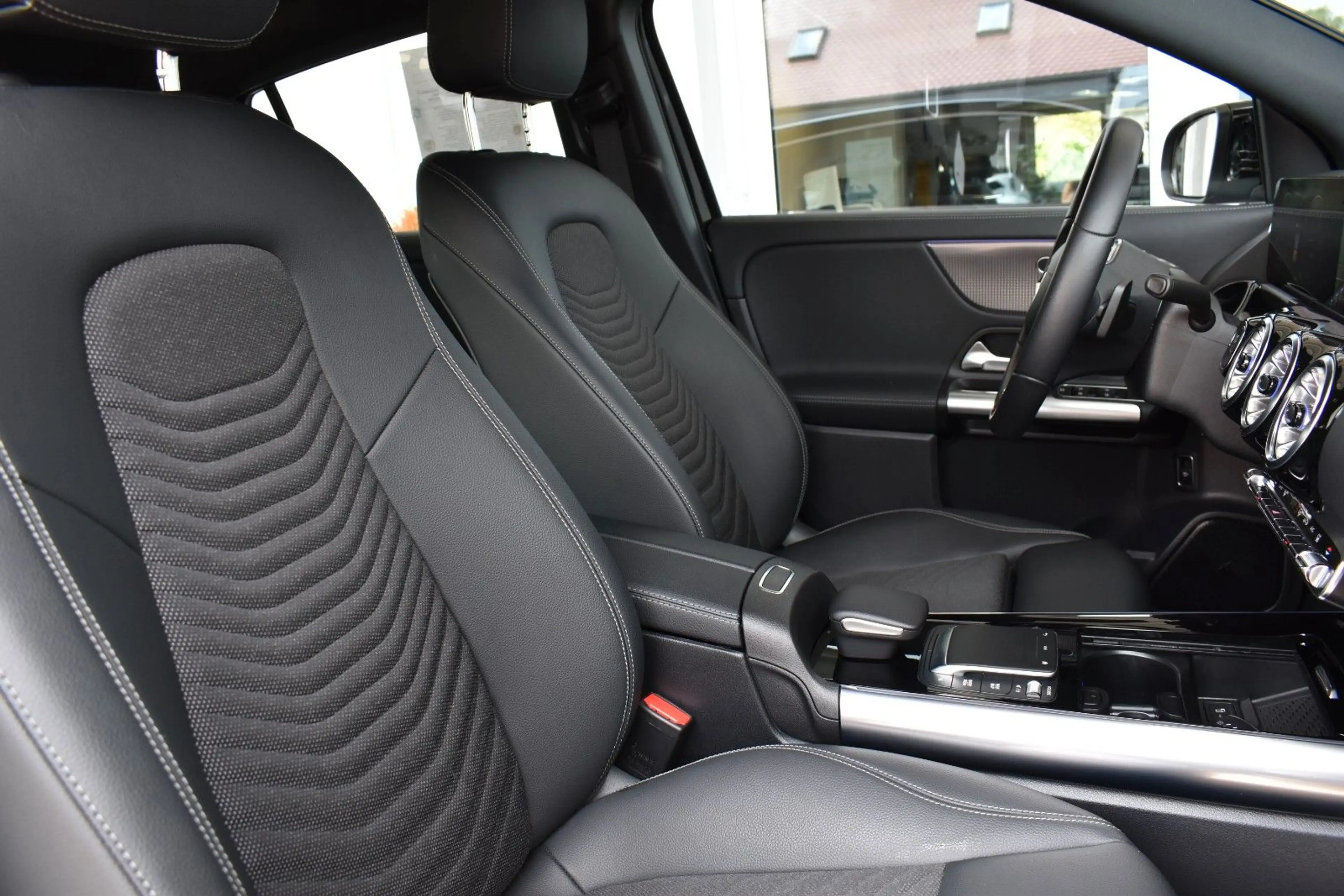 Mercedes-Benz EQA EQA 250+ Progressiv Distronic LED Advanced + — photo 9