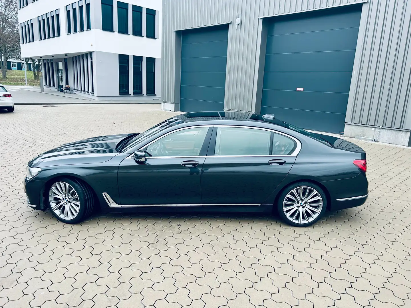 BMW 740 740Li Grau - 1