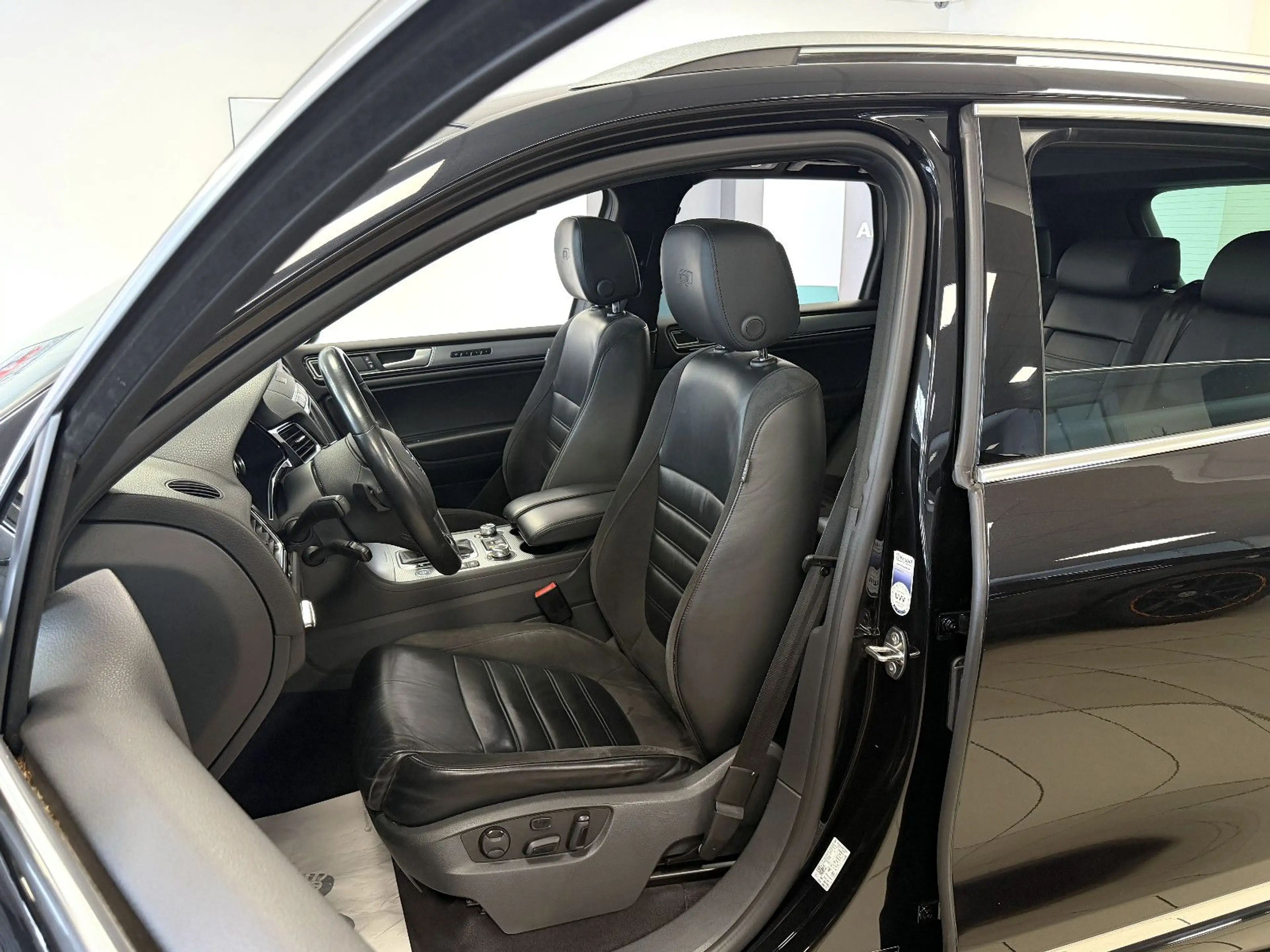 Volkswagen Touareg V6 TDI 4Motion *R-Line*PanSD*AHK*ACC — photo 7
