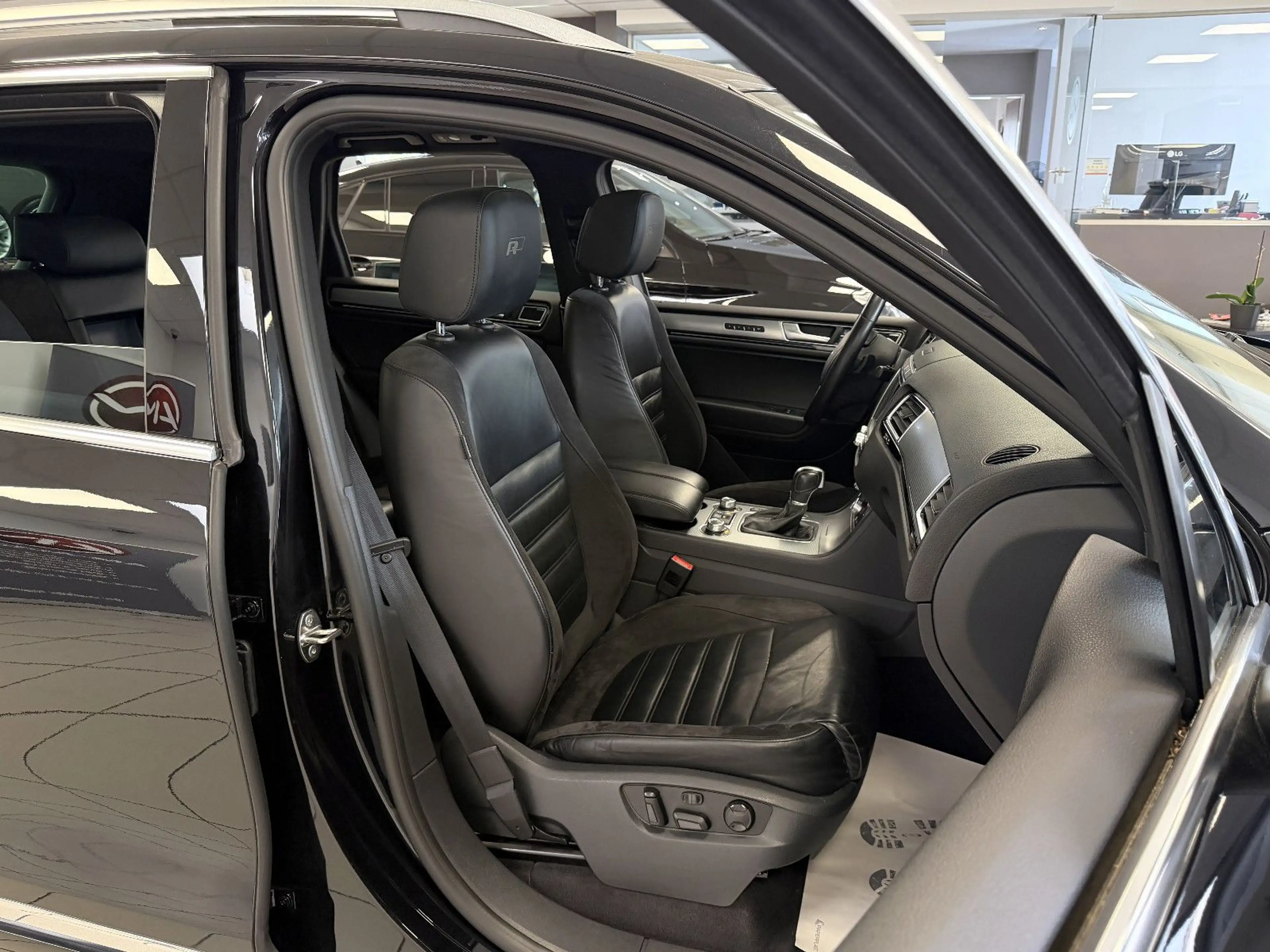Volkswagen Touareg V6 TDI 4Motion *R-Line*PanSD*AHK*ACC — photo 14