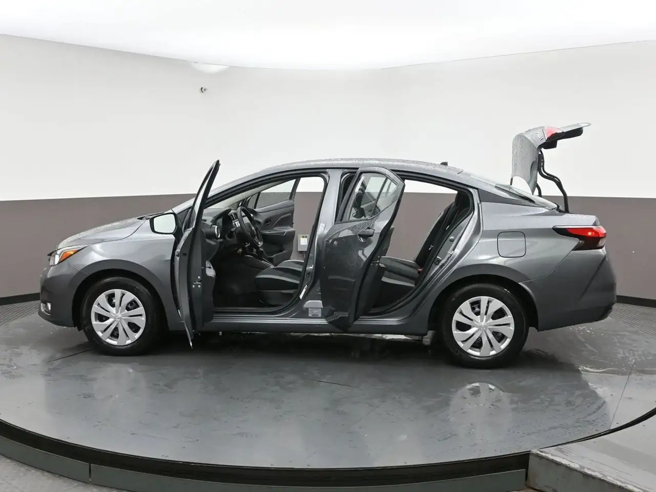 Nissan Versa снимка Nissan Versa