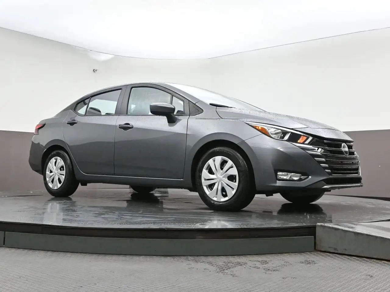 Nissan Versa снимка Nissan Versa