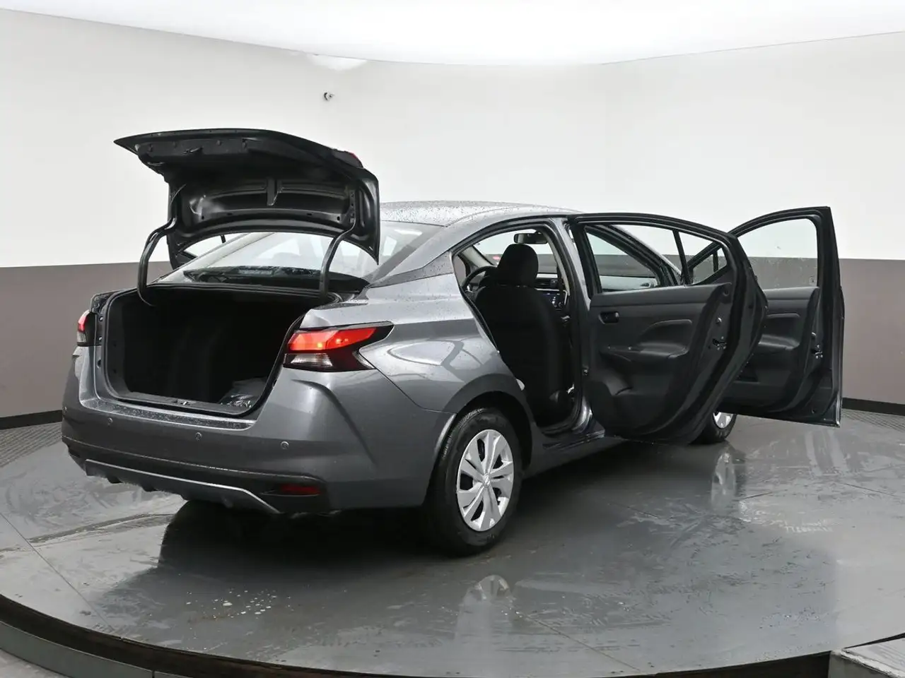 Nissan Versa снимка Nissan Versa