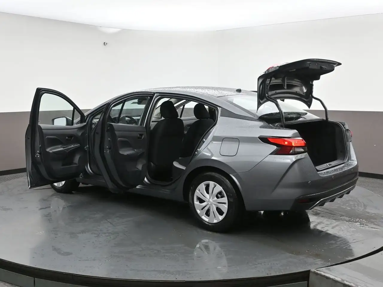 Nissan Versa снимка Nissan Versa