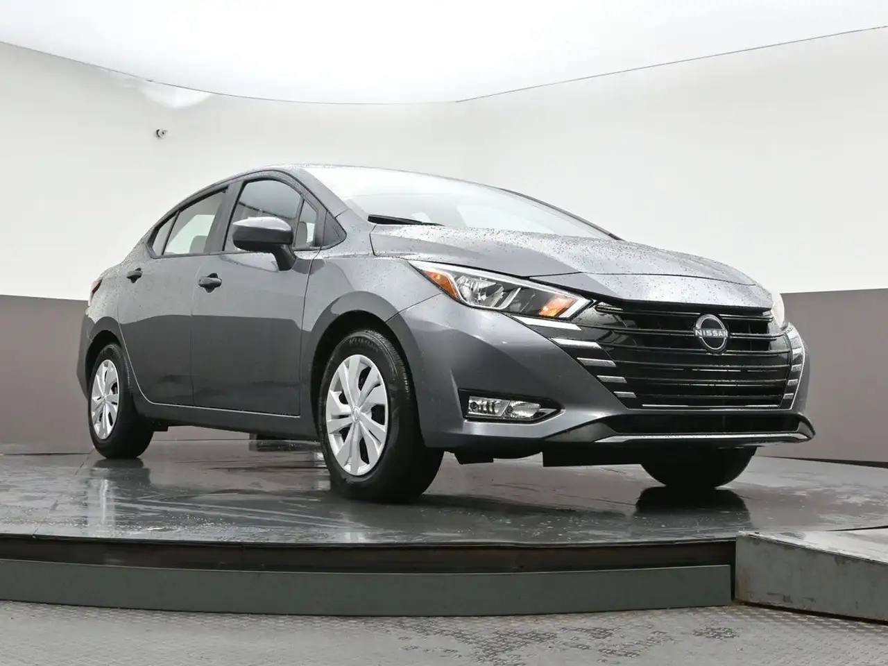 Nissan Versa снимка Nissan Versa