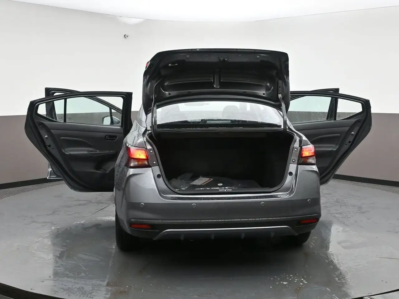 Nissan Versa снимка Nissan Versa