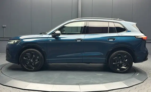 Volkswagen Tiguan view 2