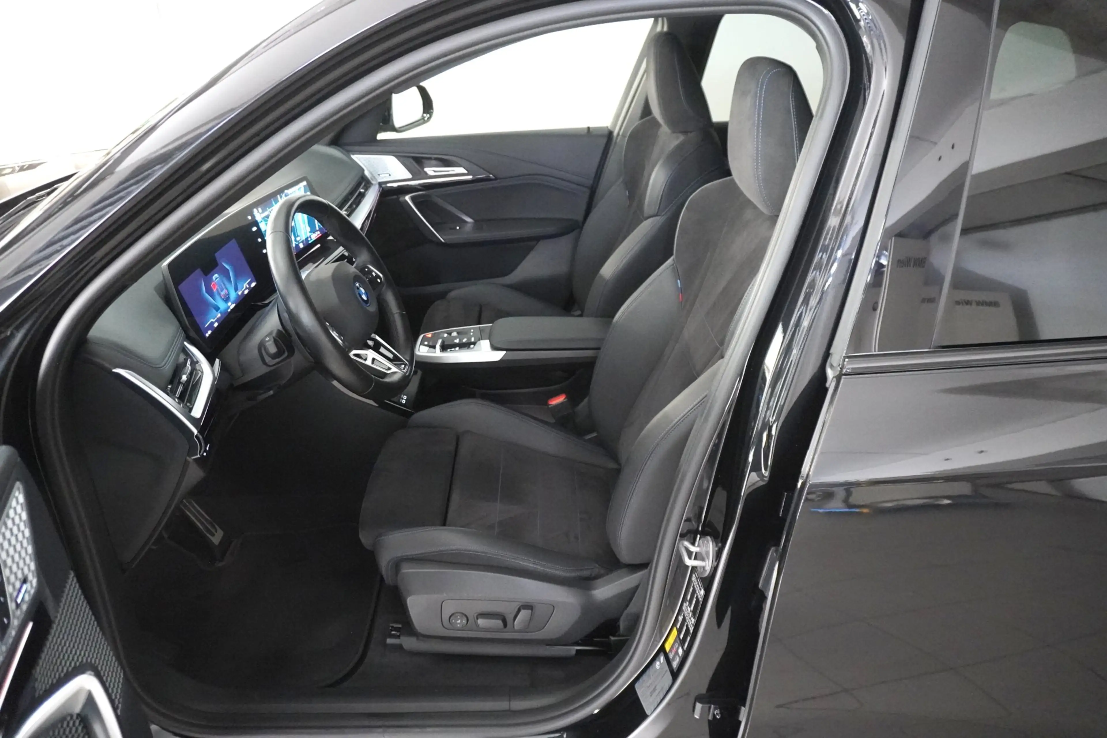 BMW iX1 xDrive30 — photo 5