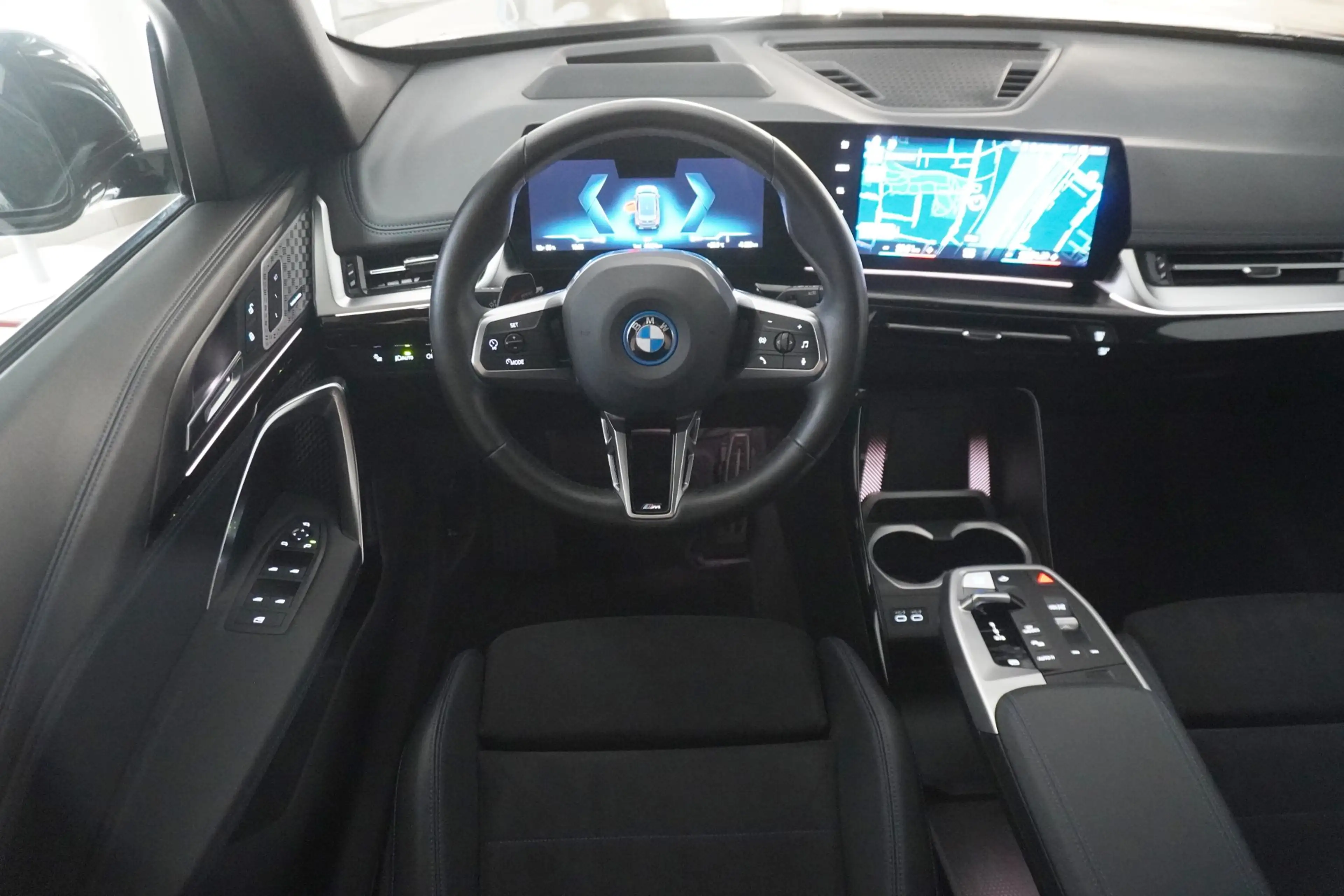 BMW iX1 xDrive30 — photo 10
