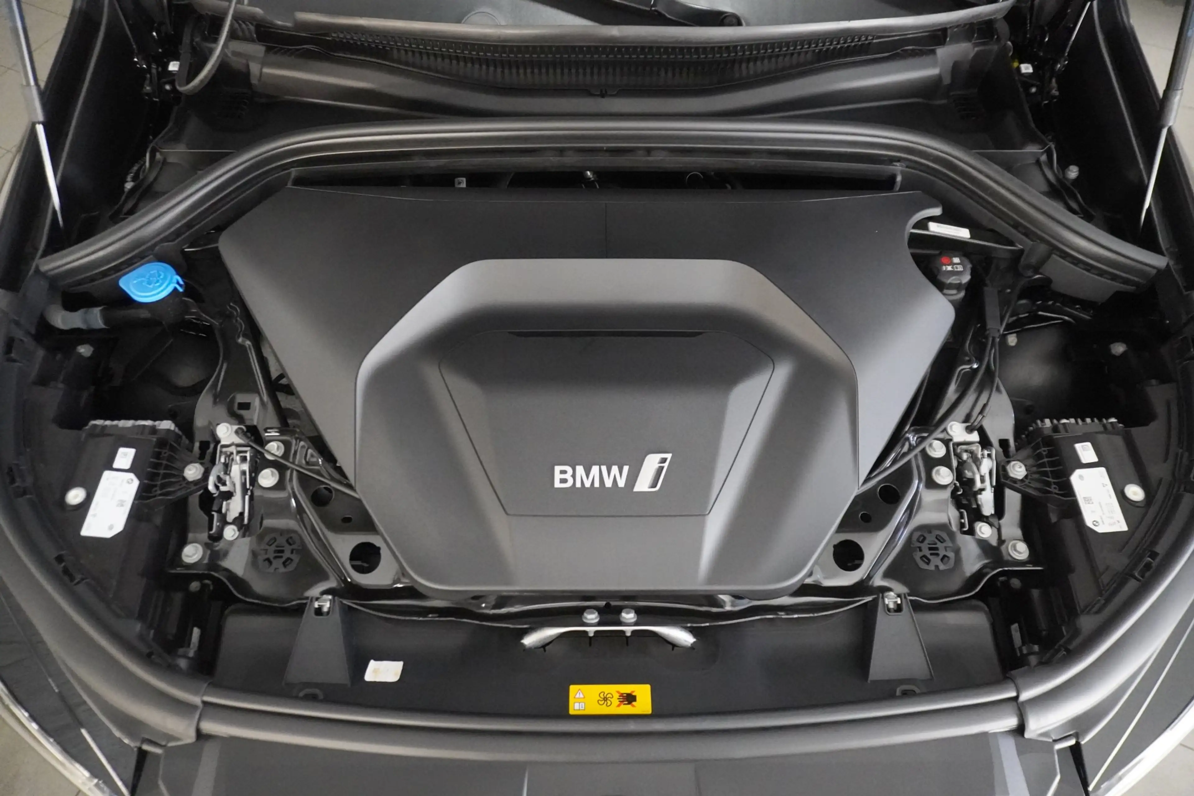 BMW iX1 xDrive30 — photo 2
