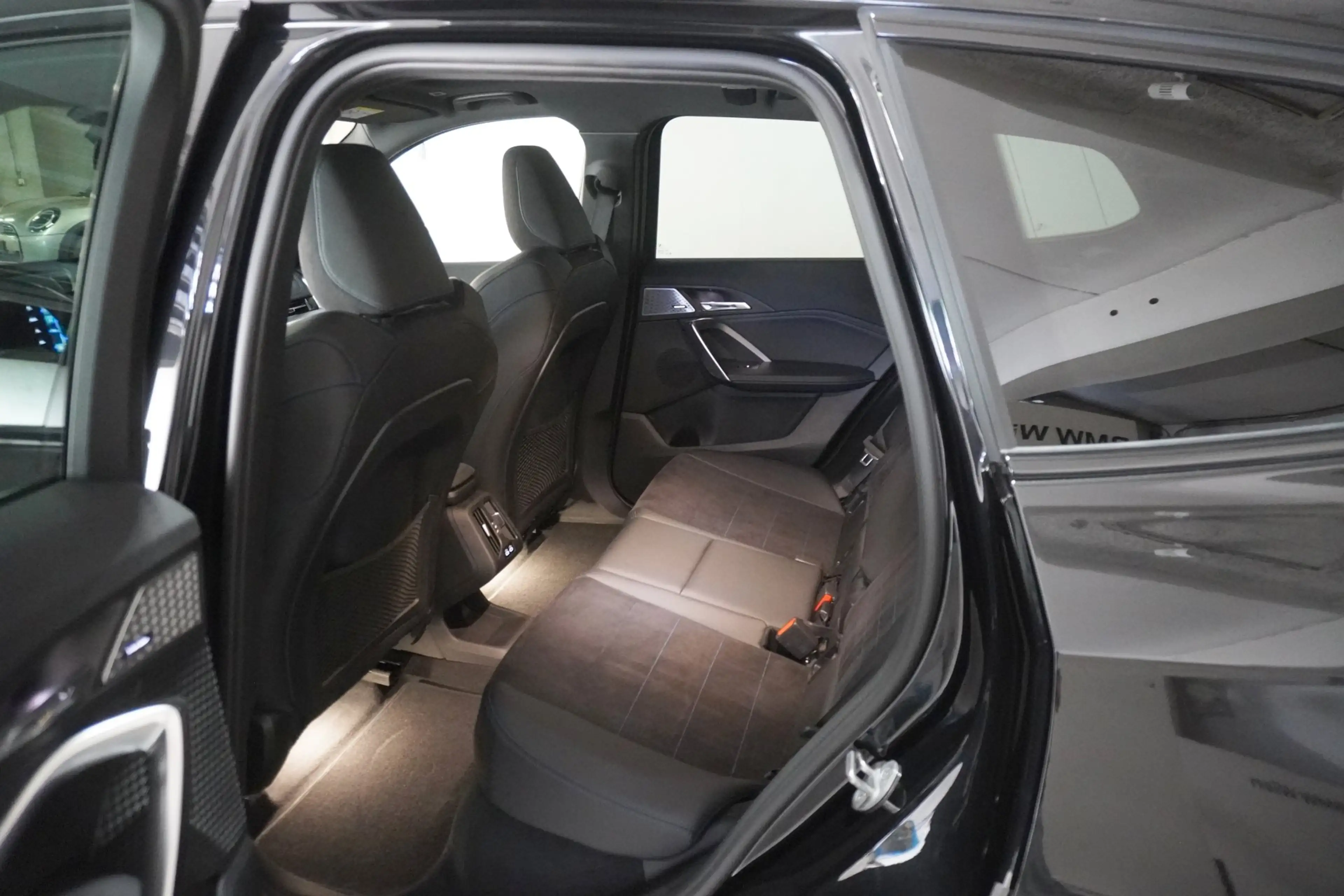 BMW iX1 xDrive30 — photo 8