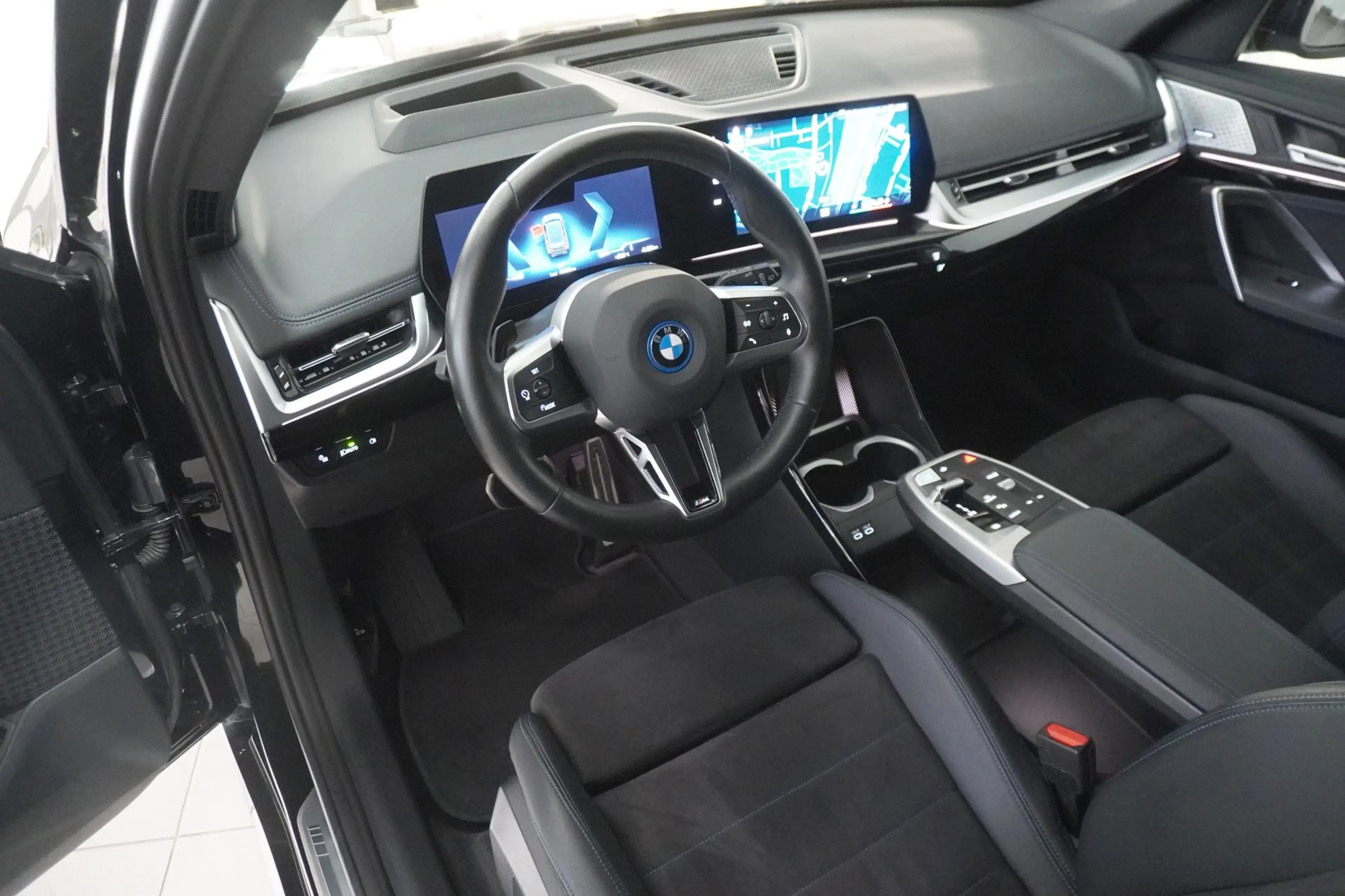 BMW iX1 xDrive30 — photo 6