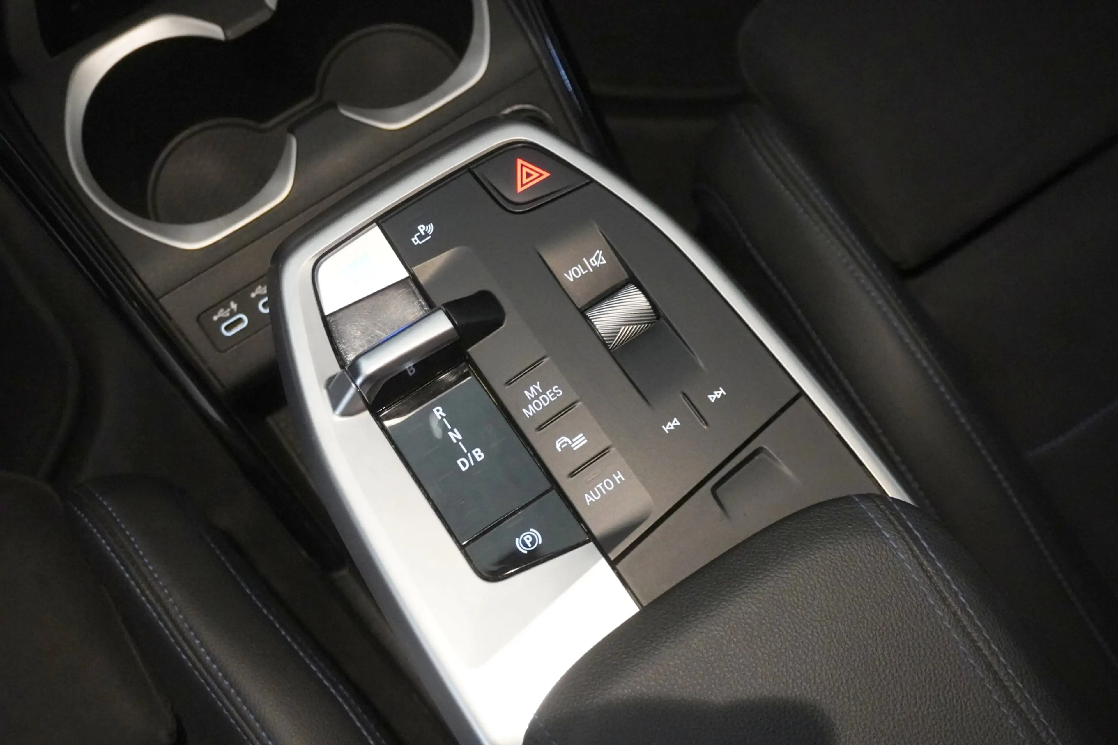 BMW iX1 xDrive30 — photo 12