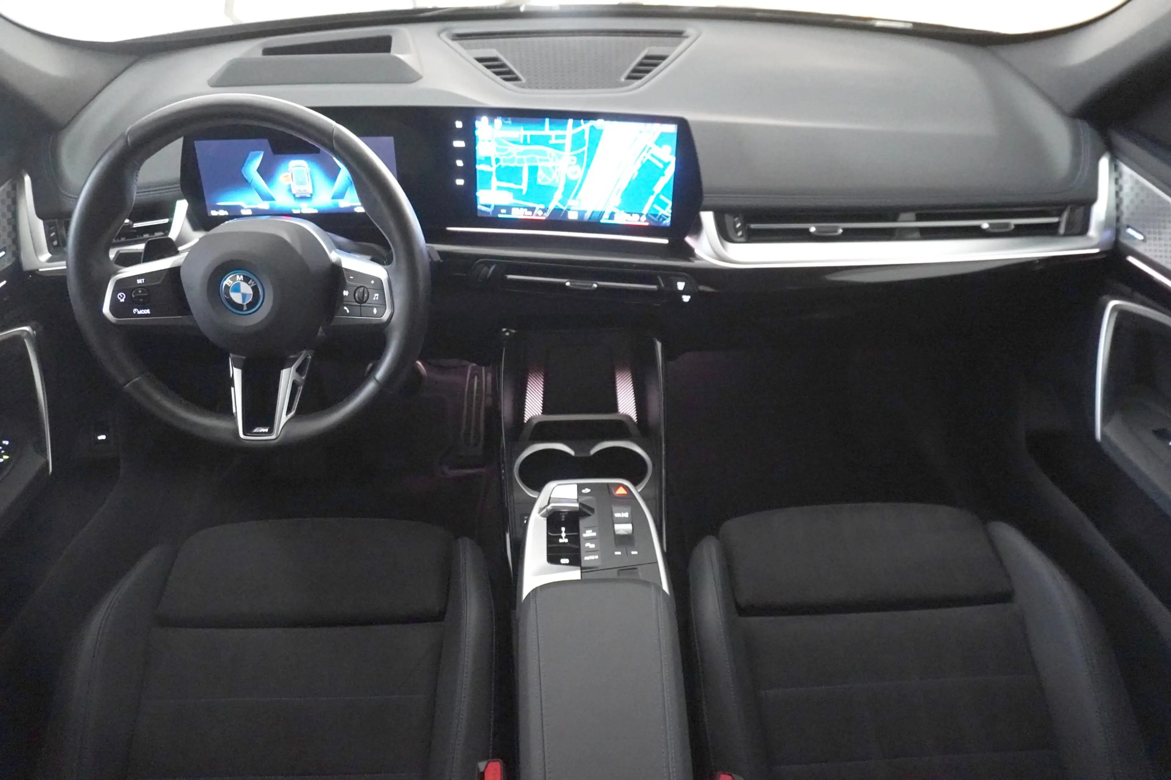 BMW iX1 xDrive30 — photo 11